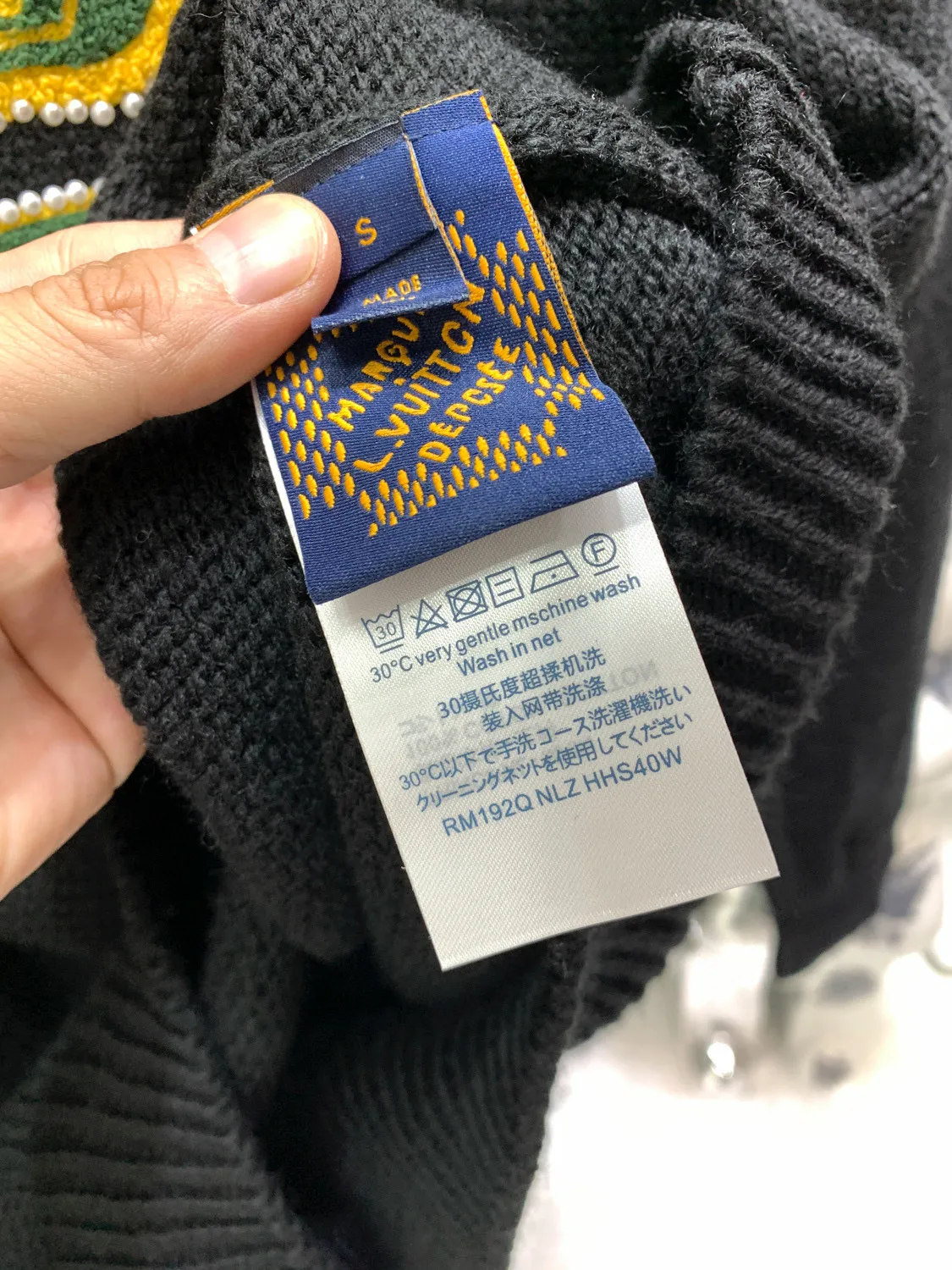 🅿️420 🀄️ Louis Vuitton's 2025 autumn and winter new knitted pullover. It is equipped with heavy-duty high-end personalized LOGO embroidery technology. The logo is surrounded by a circle of pearls. It is handmade. Unique design and meticulous workmanship. Perfect high-end customization. Made of 60% wool blended wool. The ribs are 26/2 1*1 stretch ribs. The fabric is dyed in the same vat. It feels very comfortable. The version design is avant-garde and fashionable. It adopts double waistcoat method. Stylish upper body, three-dimensional upper body, exquisite stitching, fine workmanship, very textured, same style as Internet celebrity stars, collar label, hang tag, wash mark, exclusive packaging bag, complete with three labels
